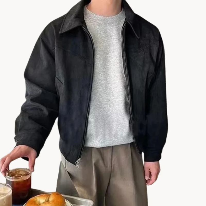 Man draagt een warme jas, ideaal voor koude herfst- of winterdagen.