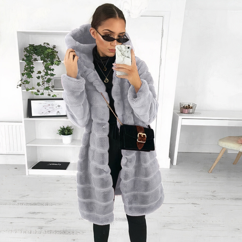 Warme, pluizige winterjas voor dames, perfect voor koude herfst- en winterdagen.