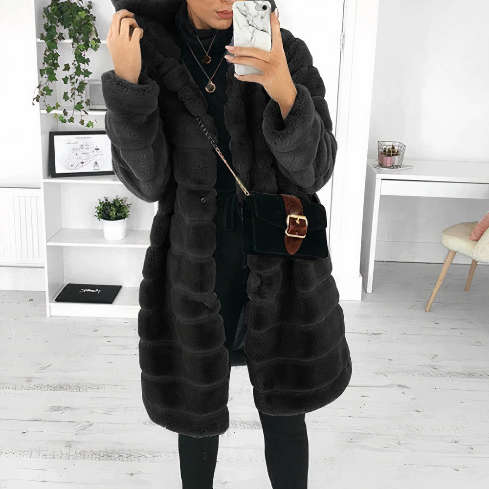 Warme, pluizige winterjas voor dames, perfect voor koude herfst- en winterdagen.