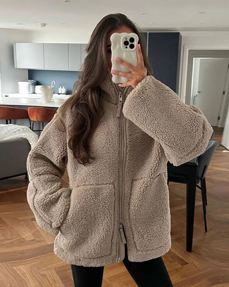 Warme teddyjas voor vrouwen, knus en ideaal voor koude herfst- of winterdagen.