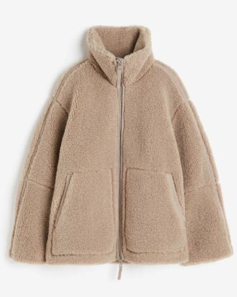 Warme teddyjas voor vrouwen, knus en ideaal voor koude herfst- of winterdagen.
