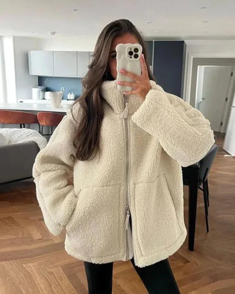 Warme teddyjas voor vrouwen, knus en ideaal voor koude herfst- of winterdagen.