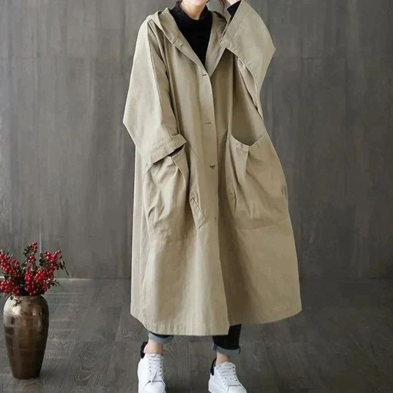 Elegante waterdichte trenchcoat voor dames, ideaal voor regenachtige herfst- en winterdagen.