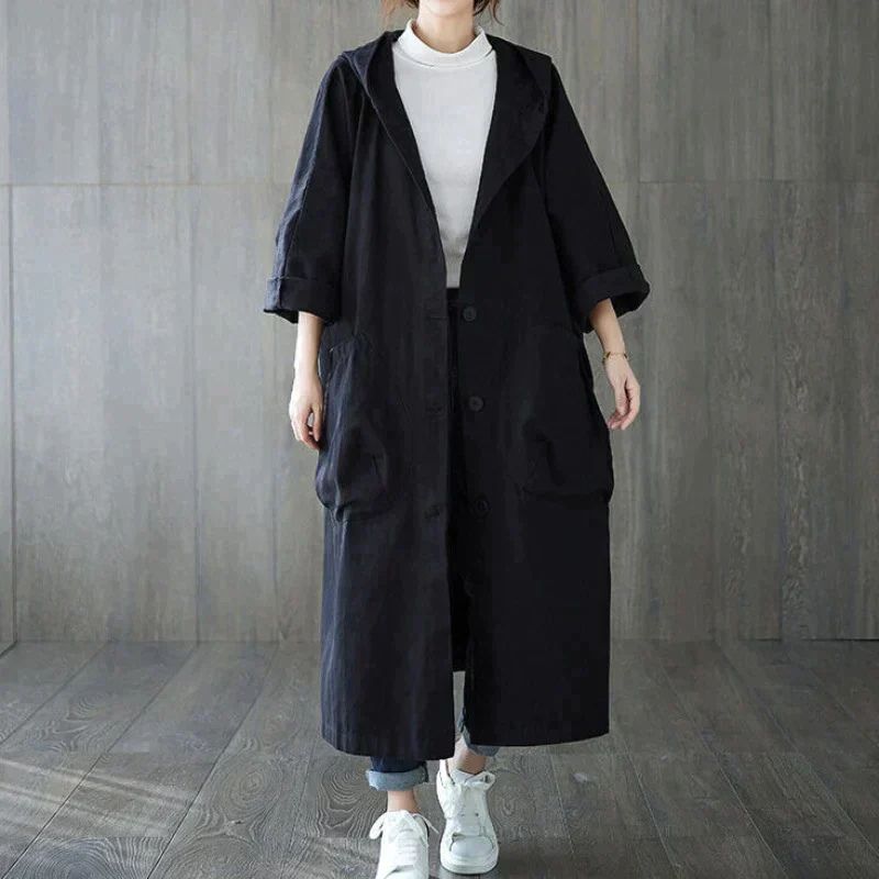 Elegante waterdichte trenchcoat voor dames, ideaal voor regenachtige herfst- en winterdagen.