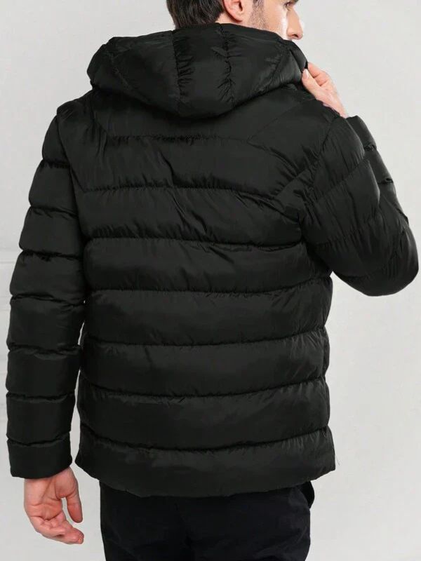 Mann draagt een winddicht winterpufferjack, ideaal voor koud weer en ontspannen uitstapjes.