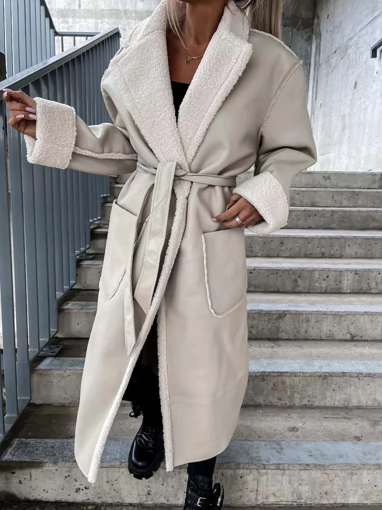Elegante leren winterjas voor dames met warme voering en riem, ideaal voor herfst- en winterdagen.