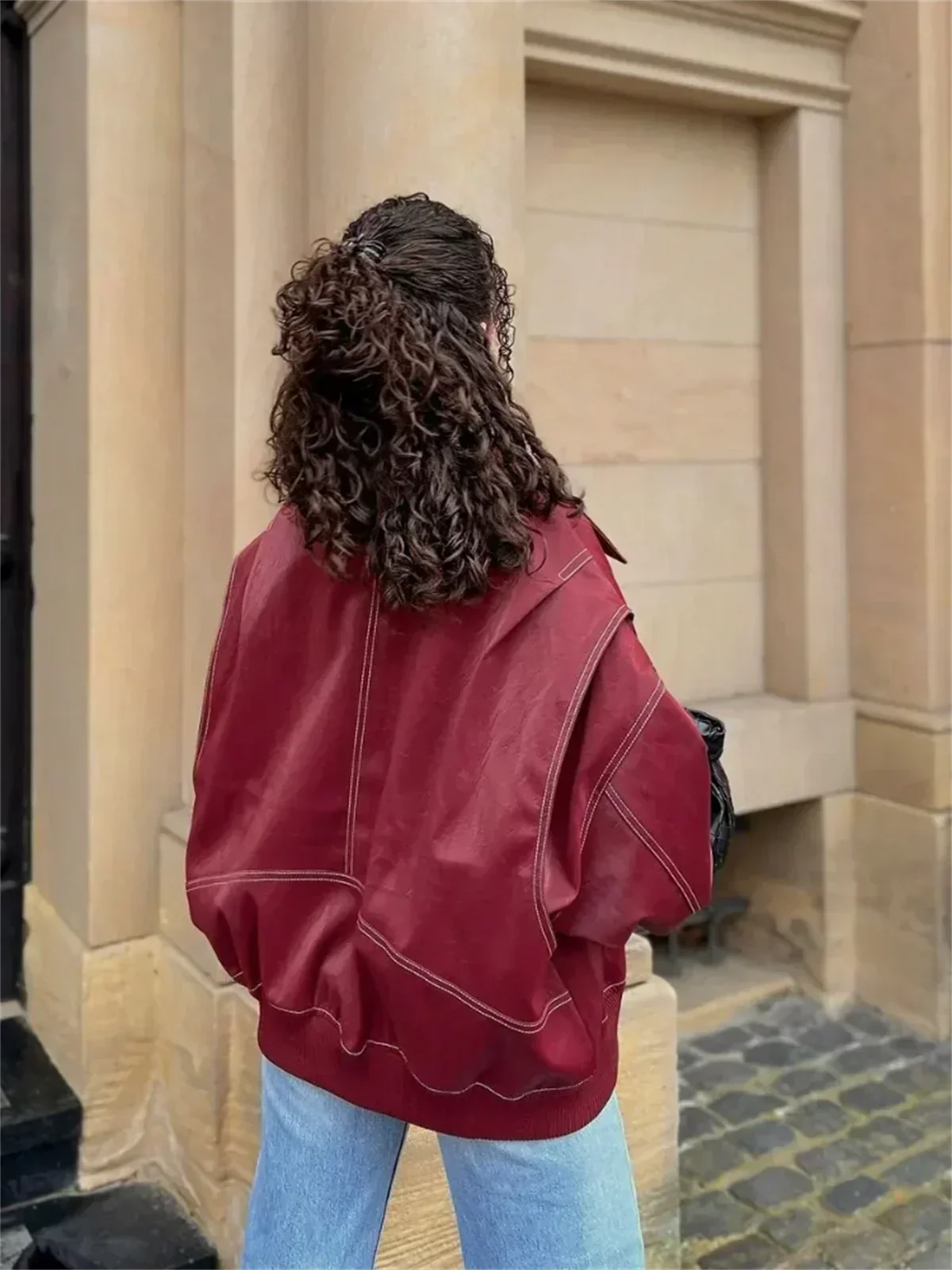 Leren winterjas voor dames van hoogwaardig leer, ideaal voor herfst- en winterdagen, met praktische zakken en stijlvol ontwerp.