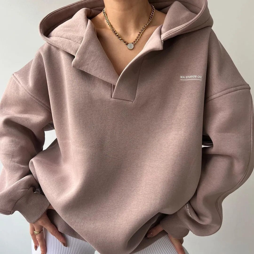 Zachte, modieuze damestrui met capuchon, ideaal voor frisse dagen en casual vrijetijdslooks.