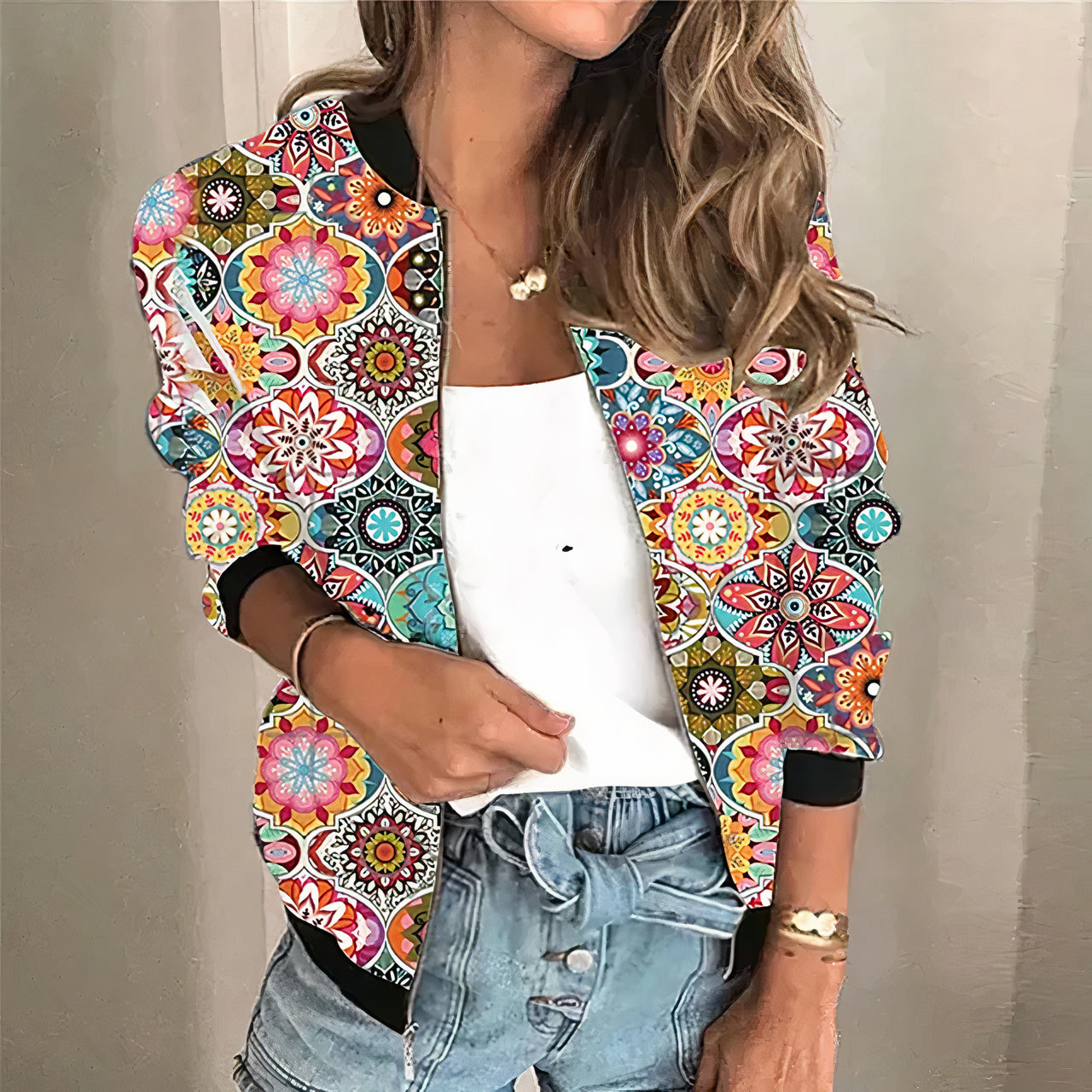 Bedrukte zip-up jas met heldere spetterprint, lichtgewicht materiaal en ritssluiting aan de voorkant, ideaal om een opvallende touch toe te voegen aan casual outfits.