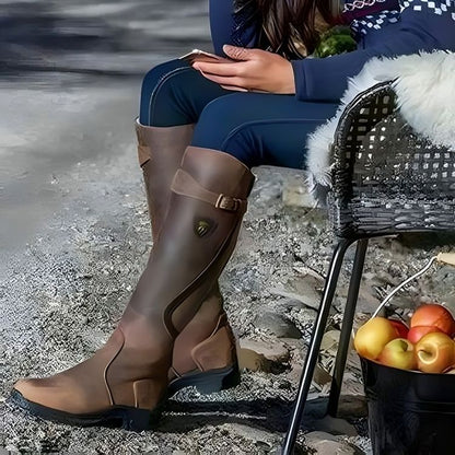 Casual cowboylaarzen voor dames met gespen, ideaal voor herfst- of winterdagen, getoond bij buitengebruik.