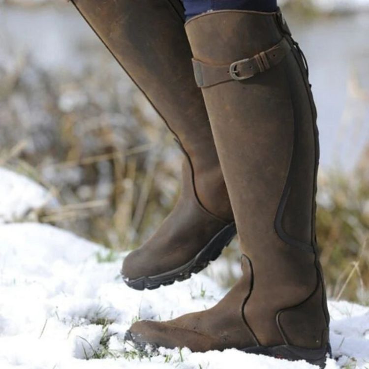 Casual cowboylaarzen voor dames met gespen, ideaal voor herfst- of winterdagen, getoond bij buitengebruik.