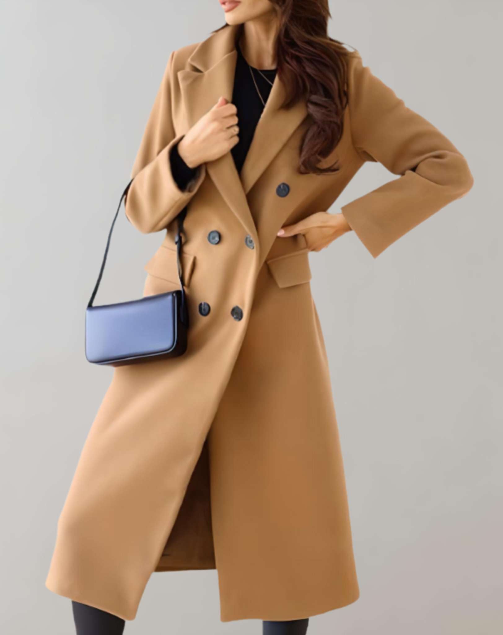 Vrouw draagt een casual trenchcoat jas voor herfst of winter dagen, gecombineerd met elegante handtas voor een veelzijdige stijl