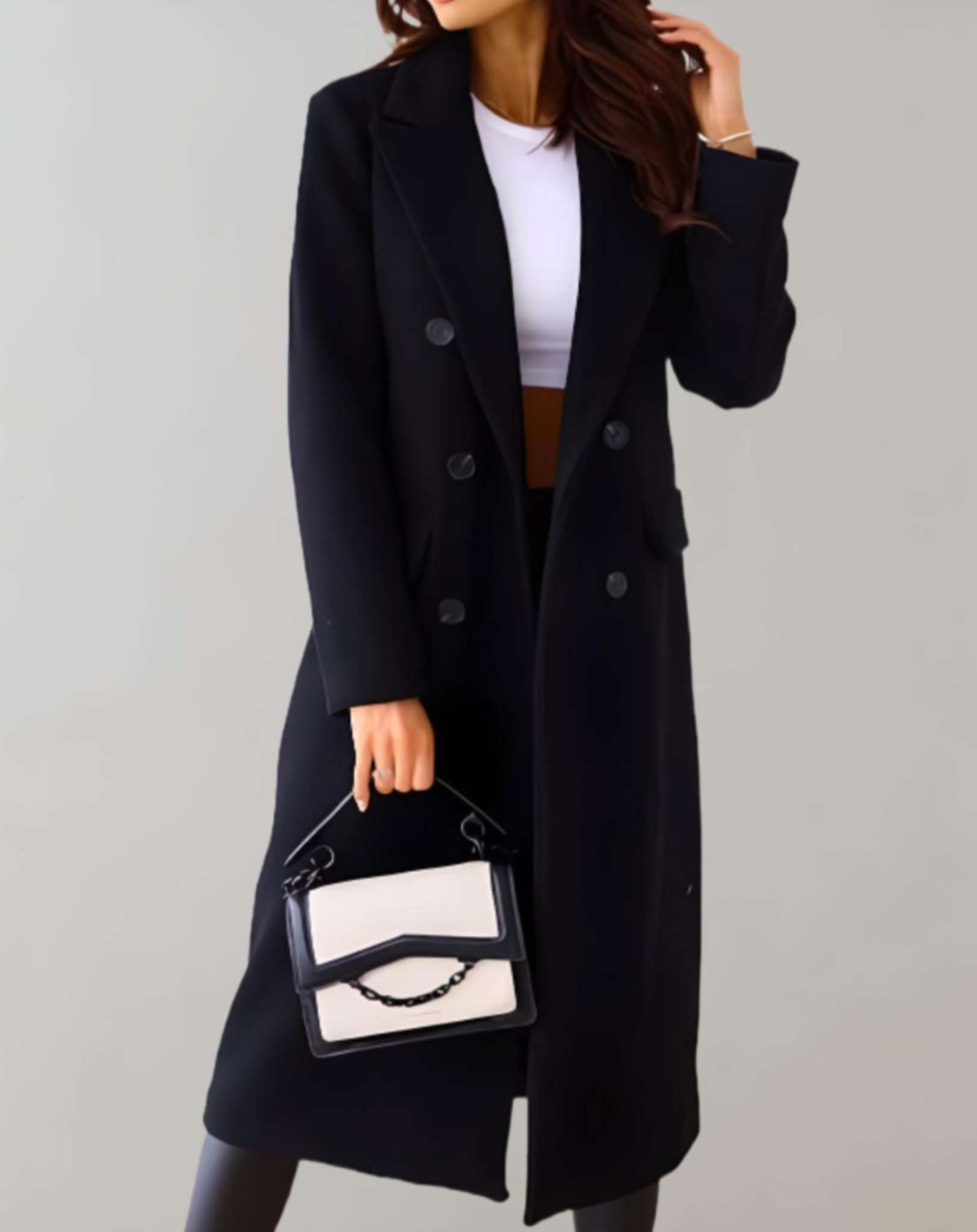 Vrouw draagt een casual trenchcoat jas voor herfst of winter dagen, gecombineerd met elegante handtas voor een veelzijdige stijl