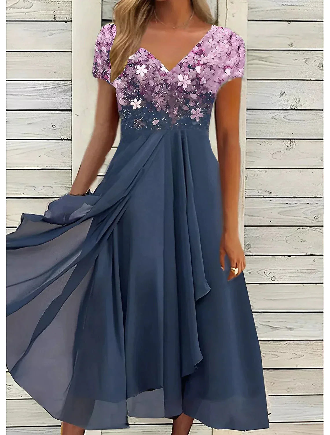 Comfortabel zomerjurkje met bloemenpatroon, perfect voor zonnige dagen en ontspannen gelegenheden.