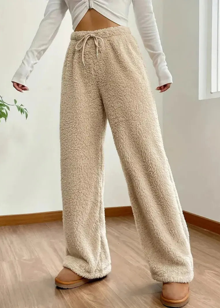 Comfortabele en comfortabele loungebroek met zachte stof en losse pasvorm voor maximaal comfort.