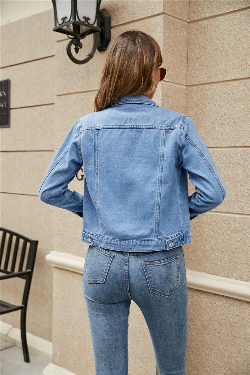 Dames denim fashion jasje met een klassieke knoopsluiting, denim van hoge kwaliteit en functionele zakken, ideaal voor herfstdagen.
