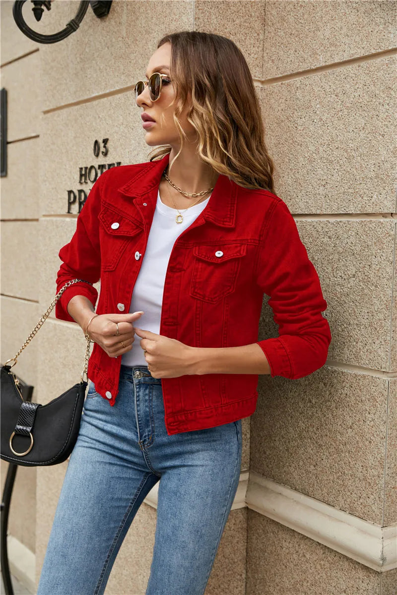 Dames denim fashion jasje met een klassieke knoopsluiting, denim van hoge kwaliteit en functionele zakken, ideaal voor herfstdagen.
