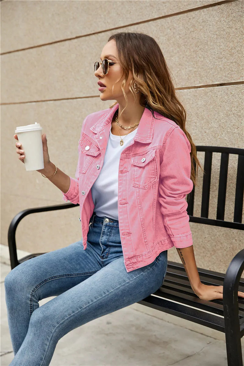 Dames denim fashion jasje met een klassieke knoopsluiting, denim van hoge kwaliteit en functionele zakken, ideaal voor herfstdagen.