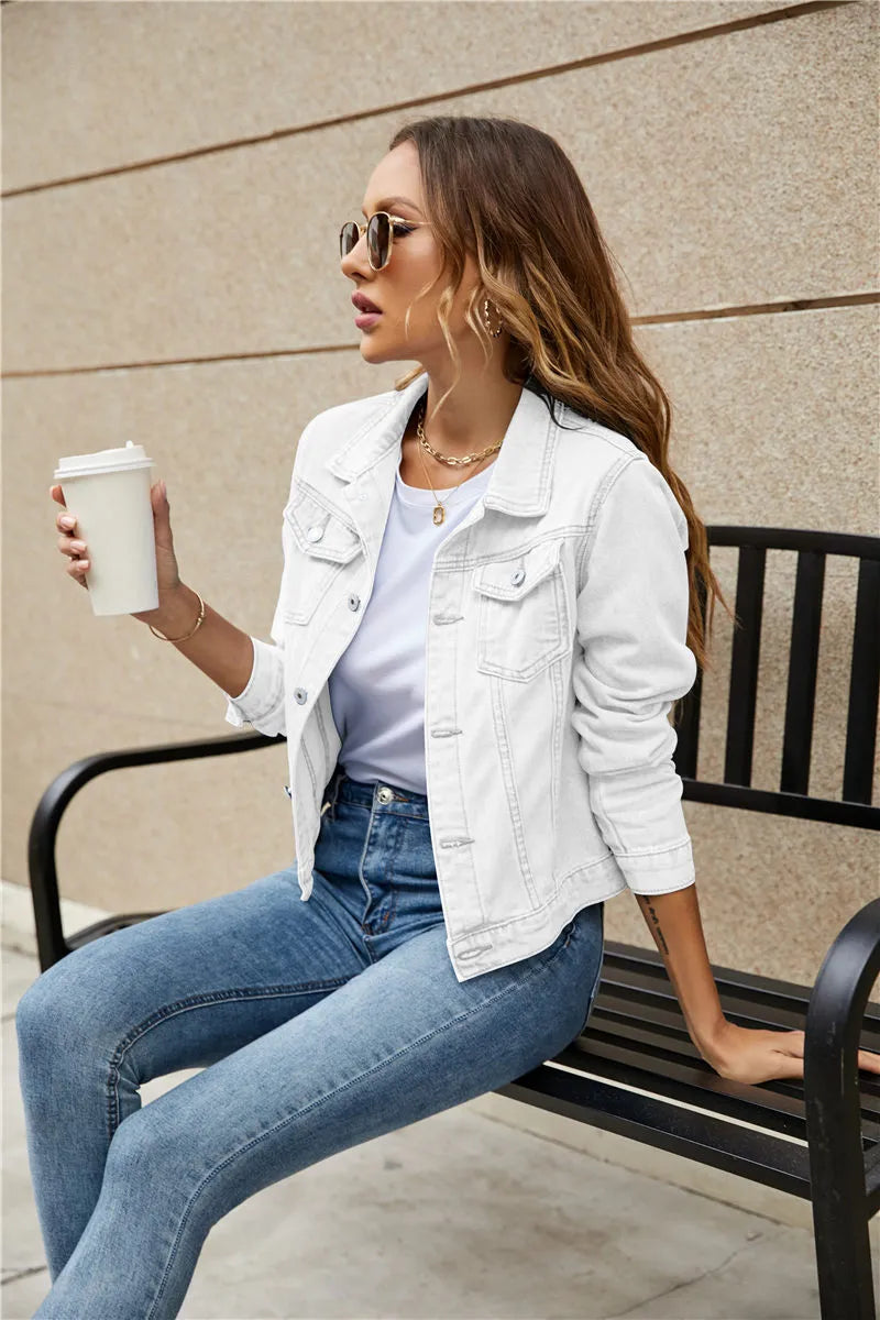 Dames denim fashion jasje met een klassieke knoopsluiting, denim van hoge kwaliteit en functionele zakken, ideaal voor herfstdagen.