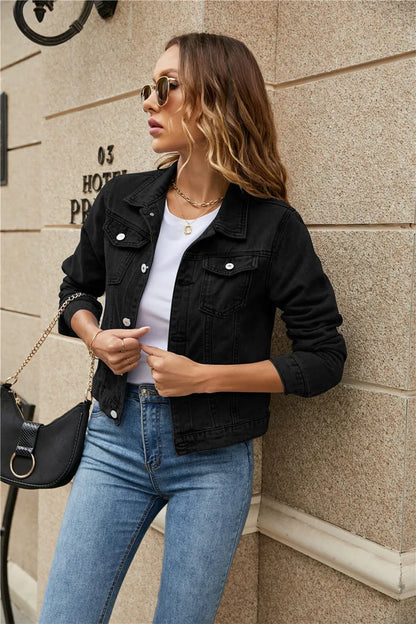 Dames denim fashion jasje met een klassieke knoopsluiting, denim van hoge kwaliteit en functionele zakken, ideaal voor herfstdagen.
