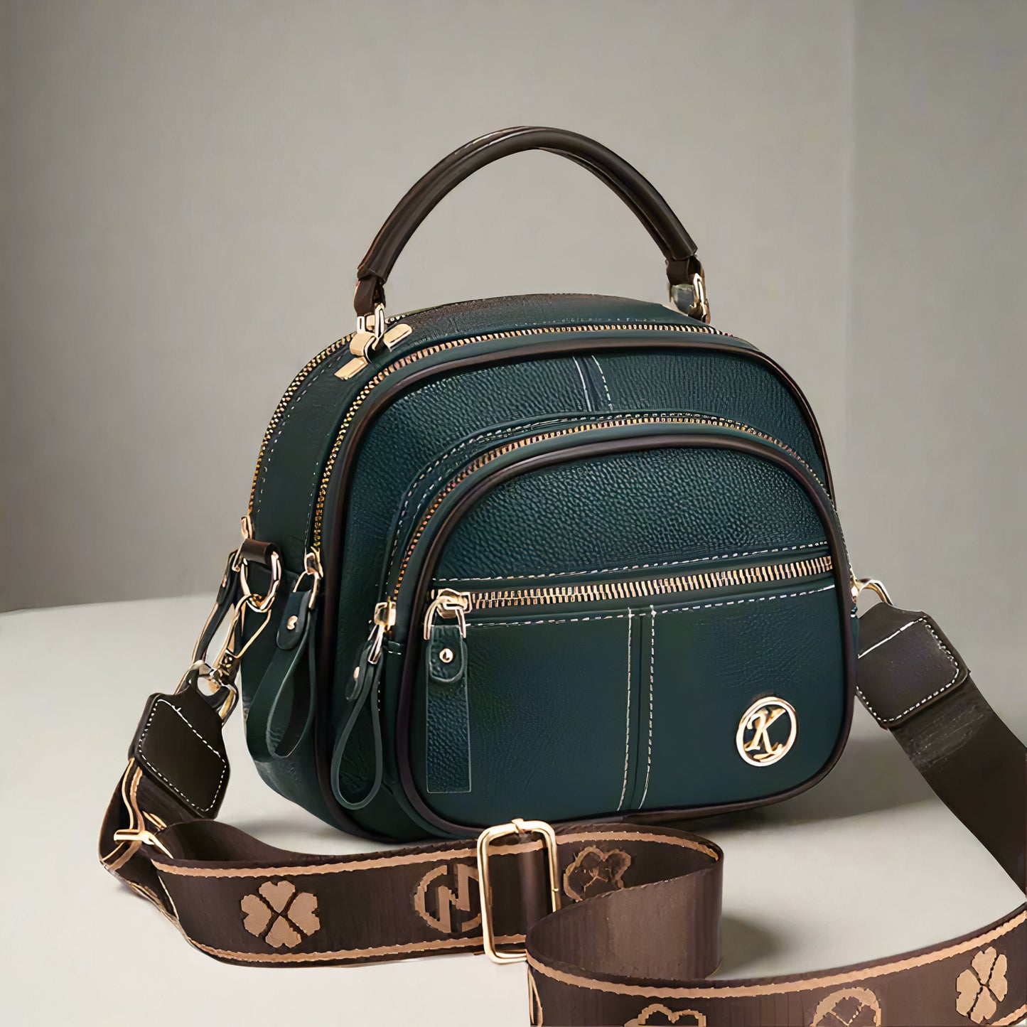 Elegante metgezel voor elke dag
Deze vintage leren crossbodytas voor dames combineert stijl en functionaliteit en is perfect voor elke dag of voor speciale gelegenheden. Met zijn klassieke ontwerp en praktische opbergruimte biedt hij ruimte voor al je benodigdheden en voegt hij een vleugje elegantie toe aan je outfit. De hoogwaardige afwerking zorgt voor duurzaamheid en maakt deze tas een ideale metgezel voor herfst- en winterdagen. Ervaar comfort en stijl in een tas die je persoonlijkheid benadrukt.
Redene