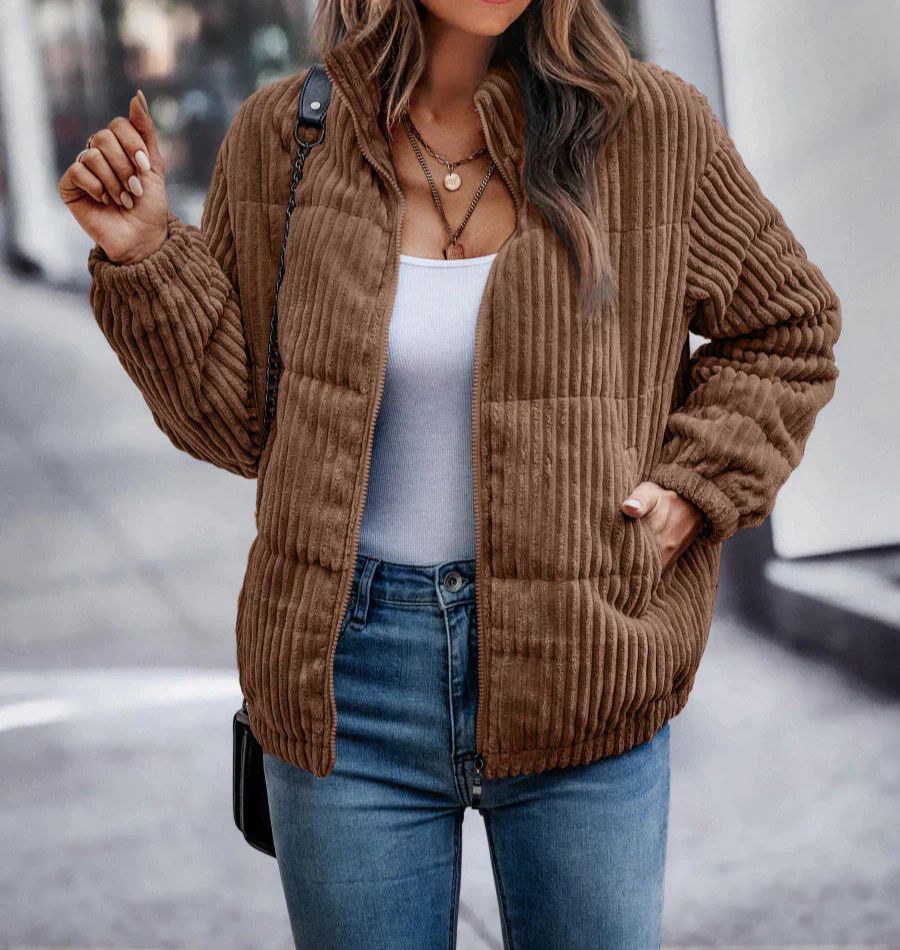 Damesjas van corduroy voor de winter, modieus en comfortabel, ideaal voor koude herfst- of winterdagen.