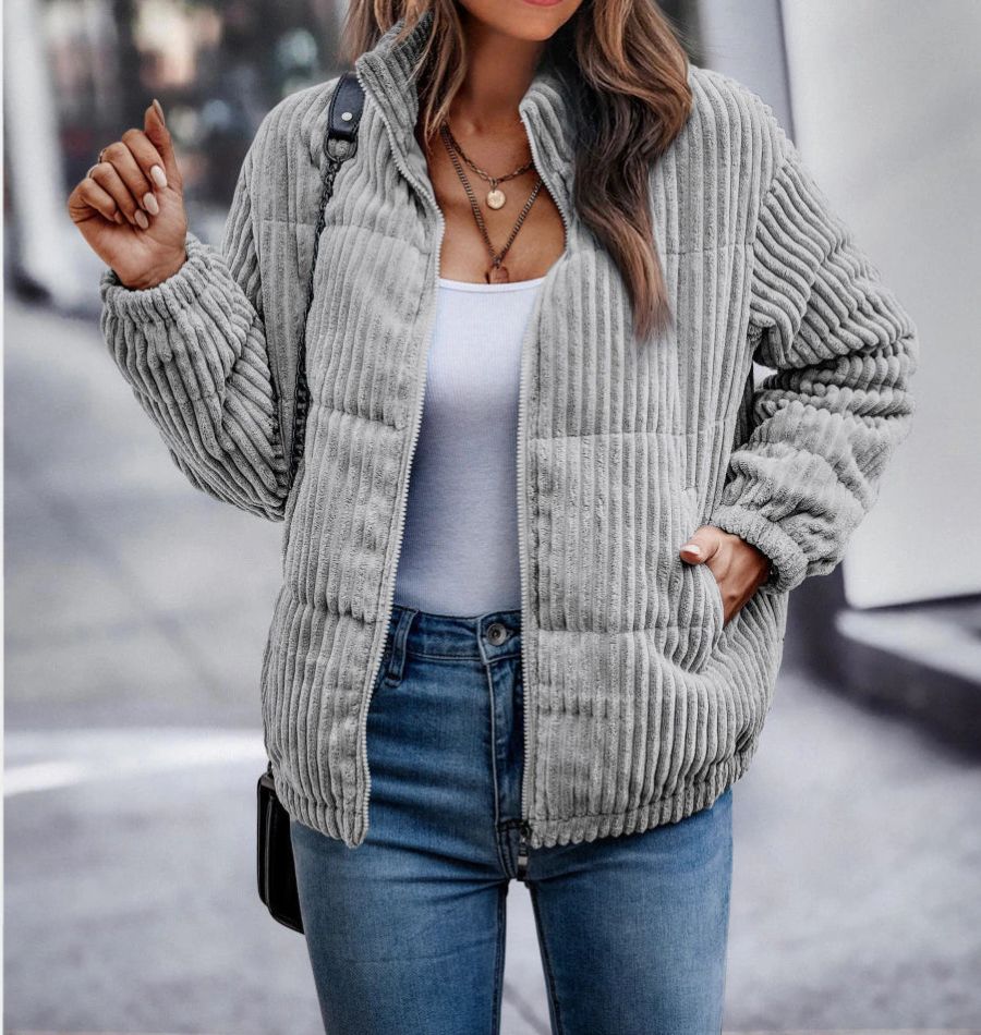 Damesjas van corduroy voor de winter, modieus en comfortabel, ideaal voor koude herfst- of winterdagen.