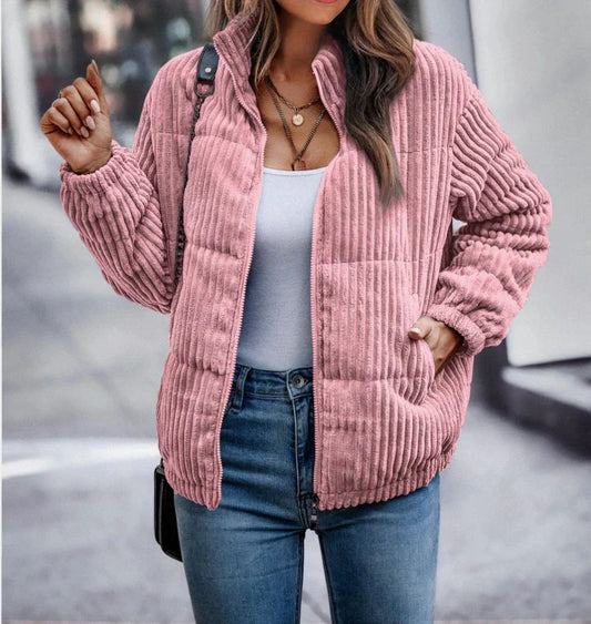 Damesjas van corduroy voor de winter, modieus en comfortabel, ideaal voor koude herfst- of winterdagen.
