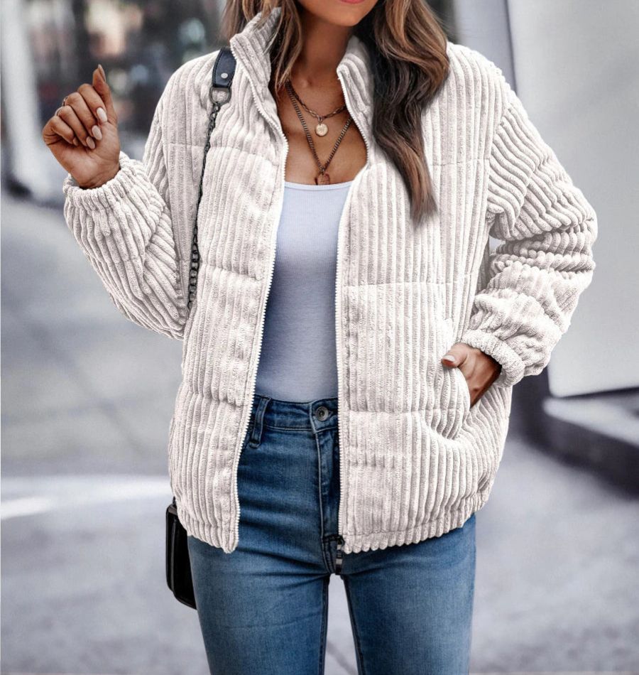 Damesjas van corduroy voor de winter, modieus en comfortabel, ideaal voor koude herfst- of winterdagen.