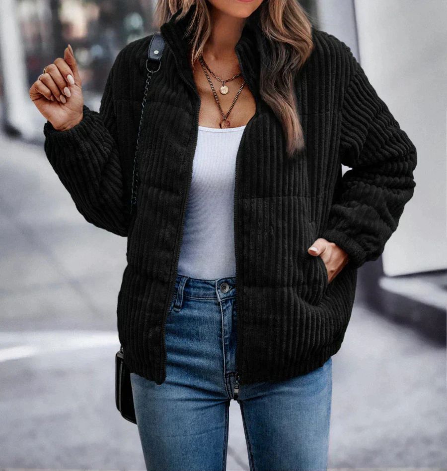 Damesjas van corduroy voor de winter, modieus en comfortabel, ideaal voor koude herfst- of winterdagen.