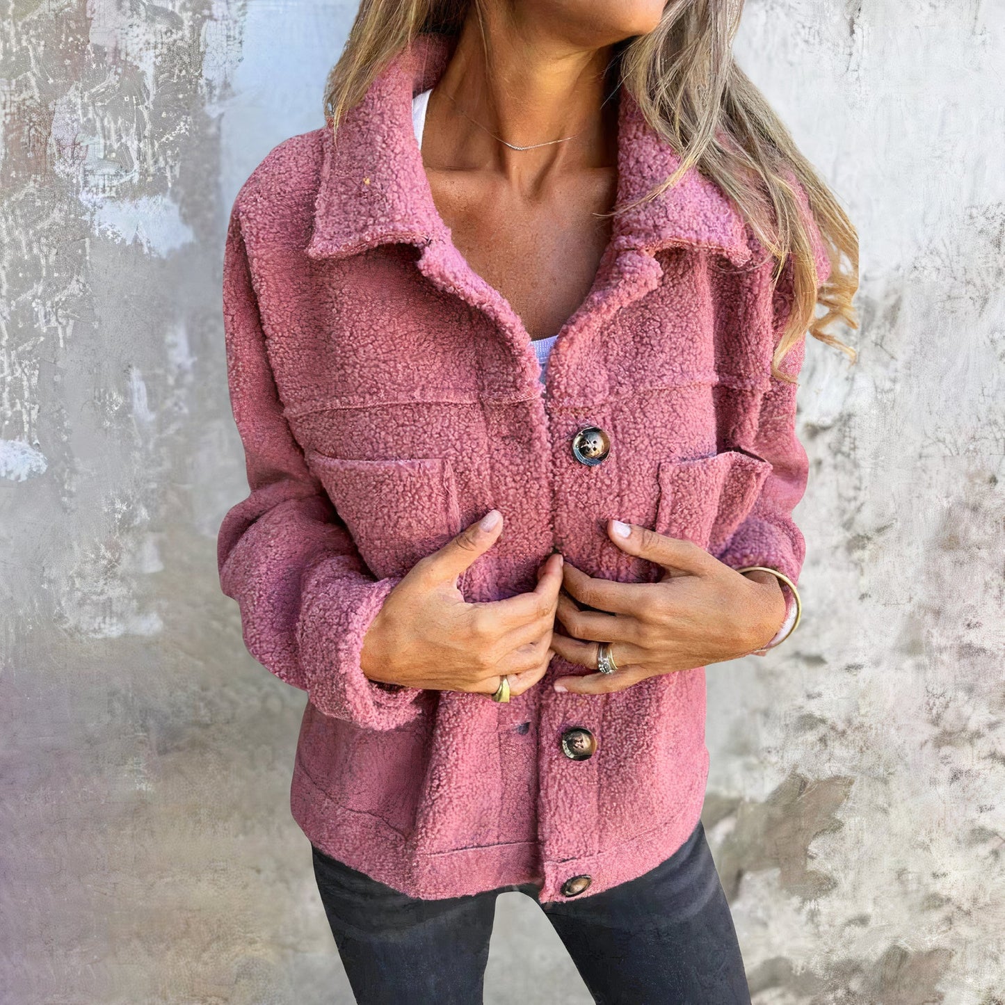 Wollen dames winterjas met hoogwaardig materiaal, tijdloos ontwerp en praktische grote zakken, ideaal voor frisse dagen.