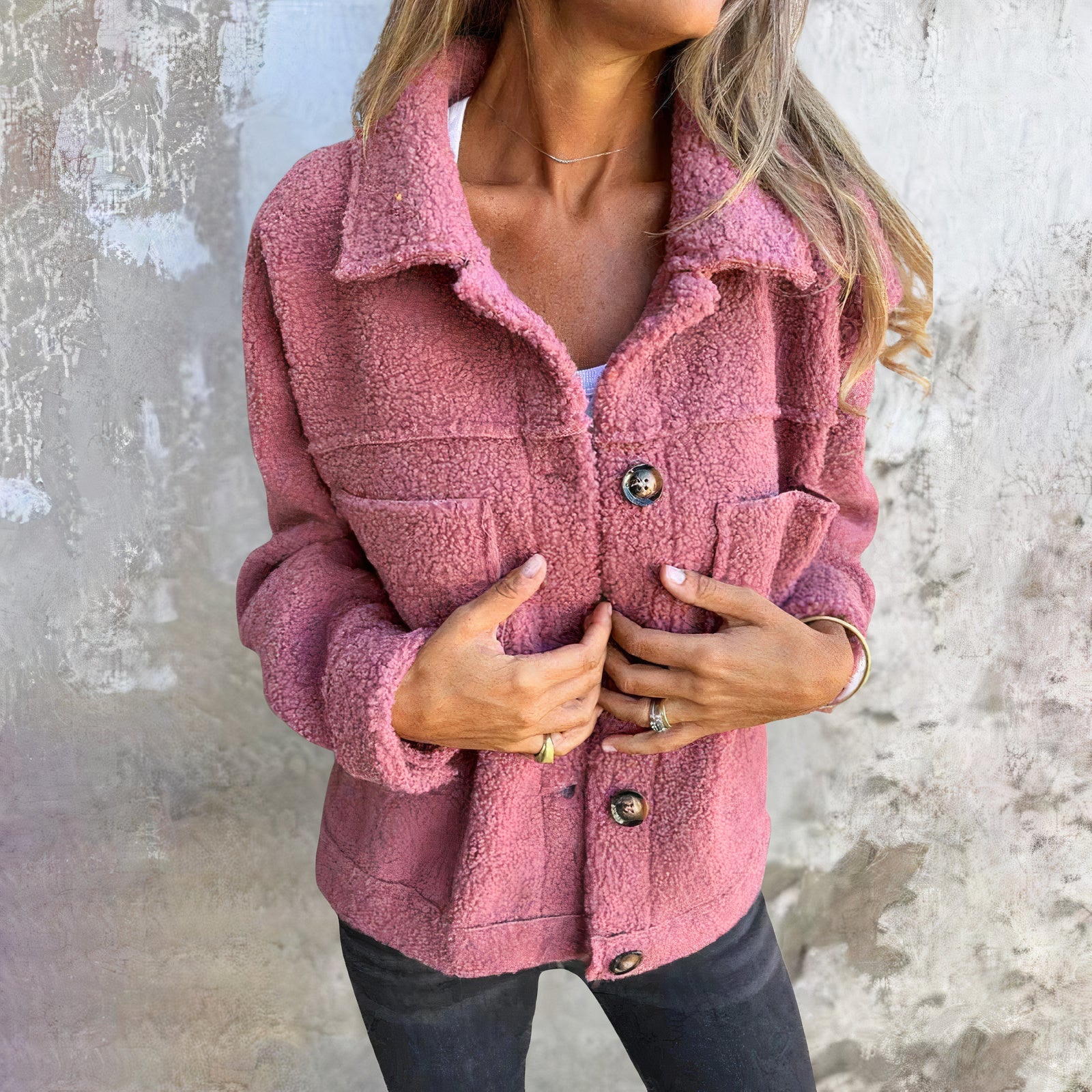 Wollen dames winterjas met hoogwaardig materiaal, tijdloos ontwerp en praktische grote zakken, ideaal voor frisse dagen.