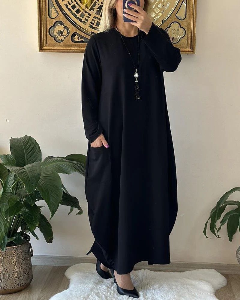 Eenvoudige jurk met een ronde halslijn, losse pasvorm, klassieke ronde halslijn en steekzakken voor een comfortabele en veelzijdige look.