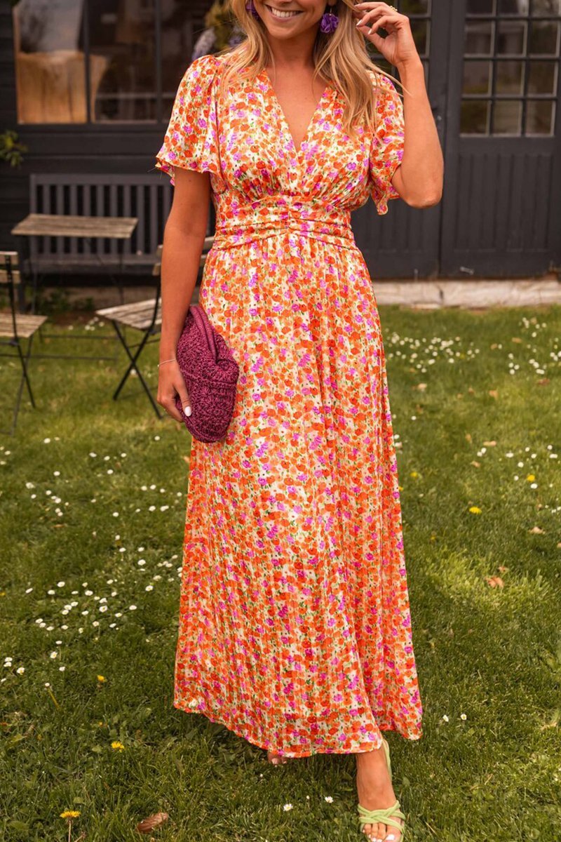 Elegante bloemenjurk voor de zomer met vloeiende stof en romantisch ontwerp