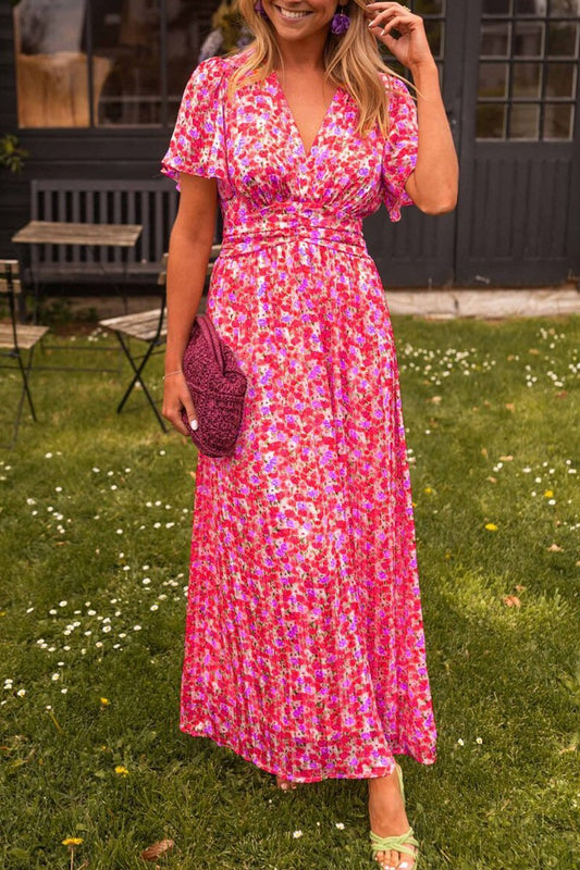 Elegante bloemenjurk voor de zomer met vloeiende stof en romantisch ontwerp