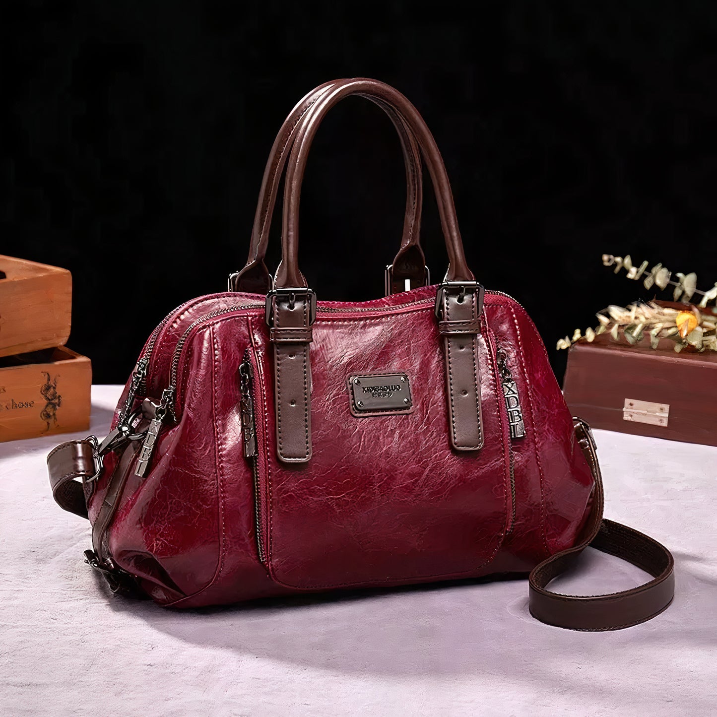 Stilvolles Accessoire für den täglichen Gebrauch
Diese luxuriöse Ledertasche verbindet Eleganz mit Funktionalität und ist der ideale Begleiter für den Alltag oder besondere Anlässe. Die hochwertige Verarbeitung und das zeitlose Design machen die Tasche zu einem echten Hingucker, während der großzügige Stauraum für Ordnung und Komfort sorgt. Perfekt für die kühleren Herbst- und Wintertage, verleiht diese Tasche jedem Outfit einen warmen und edlen Touch. Erleben Sie das Gefühl von Luxus und Stil mit diesem un