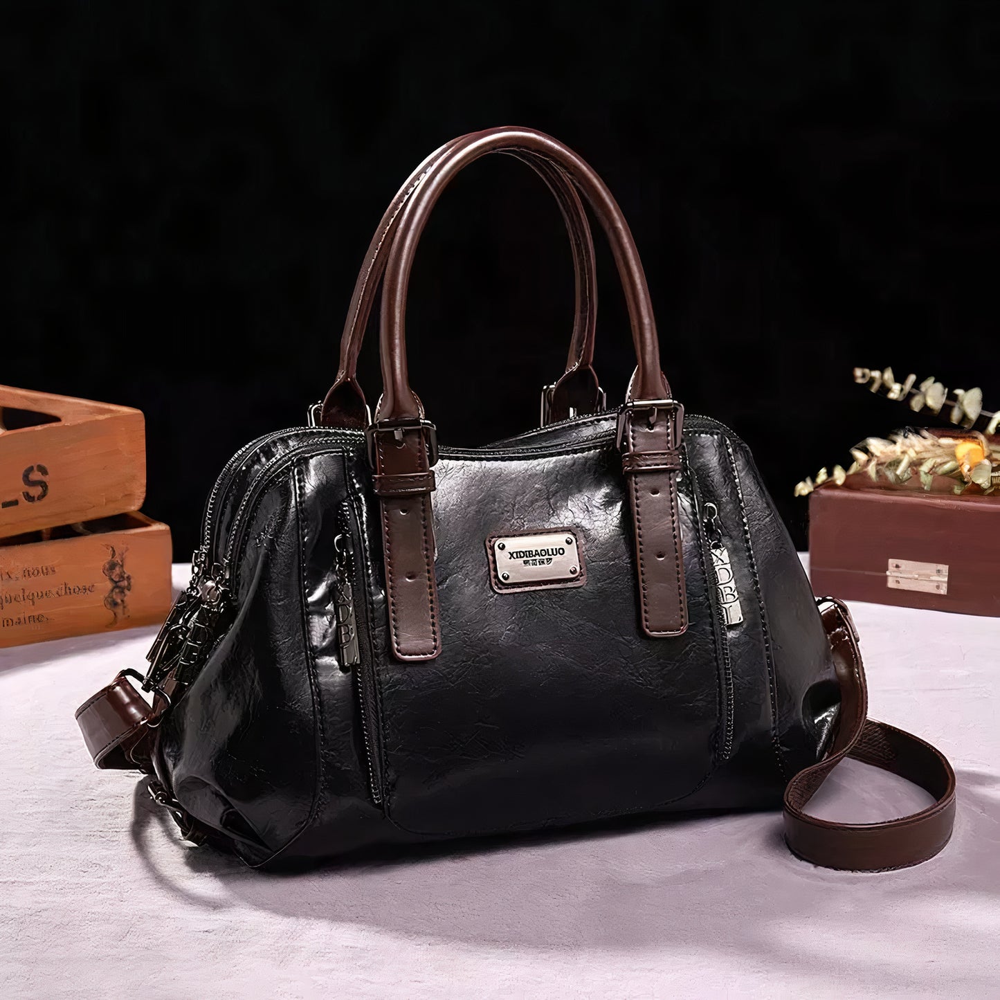 Stilvolles Accessoire für den täglichen Gebrauch
Diese luxuriöse Ledertasche verbindet Eleganz mit Funktionalität und ist der ideale Begleiter für den Alltag oder besondere Anlässe. Die hochwertige Verarbeitung und das zeitlose Design machen die Tasche zu einem echten Hingucker, während der großzügige Stauraum für Ordnung und Komfort sorgt. Perfekt für die kühleren Herbst- und Wintertage, verleiht diese Tasche jedem Outfit einen warmen und edlen Touch. Erleben Sie das Gefühl von Luxus und Stil mit diesem un