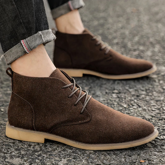 Elegante suède herenschoenen met een tijdloos ontwerp en antislipzool, ideaal voor herfst- en winterdagen.