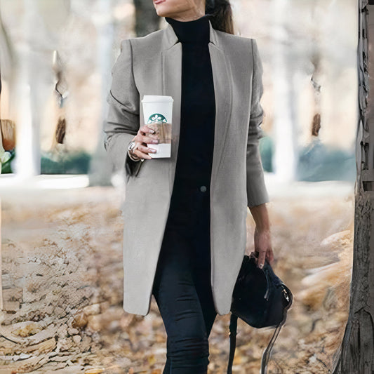 Elegante winterjas voor dames, ideaal voor herfst- en winterdagen, met een moderne snit en klassiek ontwerp.