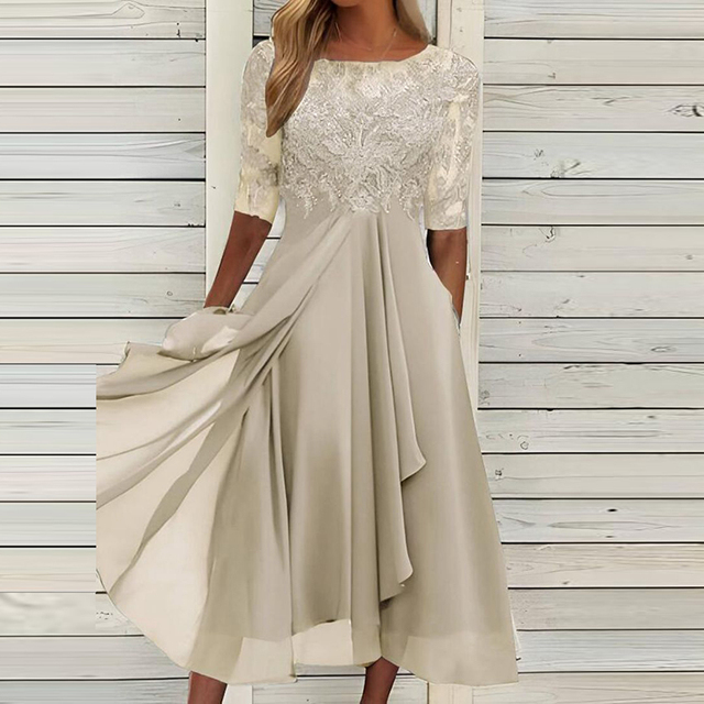 Stijlvolle zomerjurk met een flatterende pasvorm voor vrouwelijke elegantie
