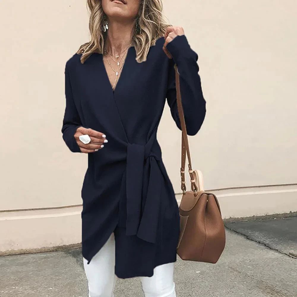 Gebreid vest met ceintuur voor dames, ideaal voor herfst- en winterdagen.