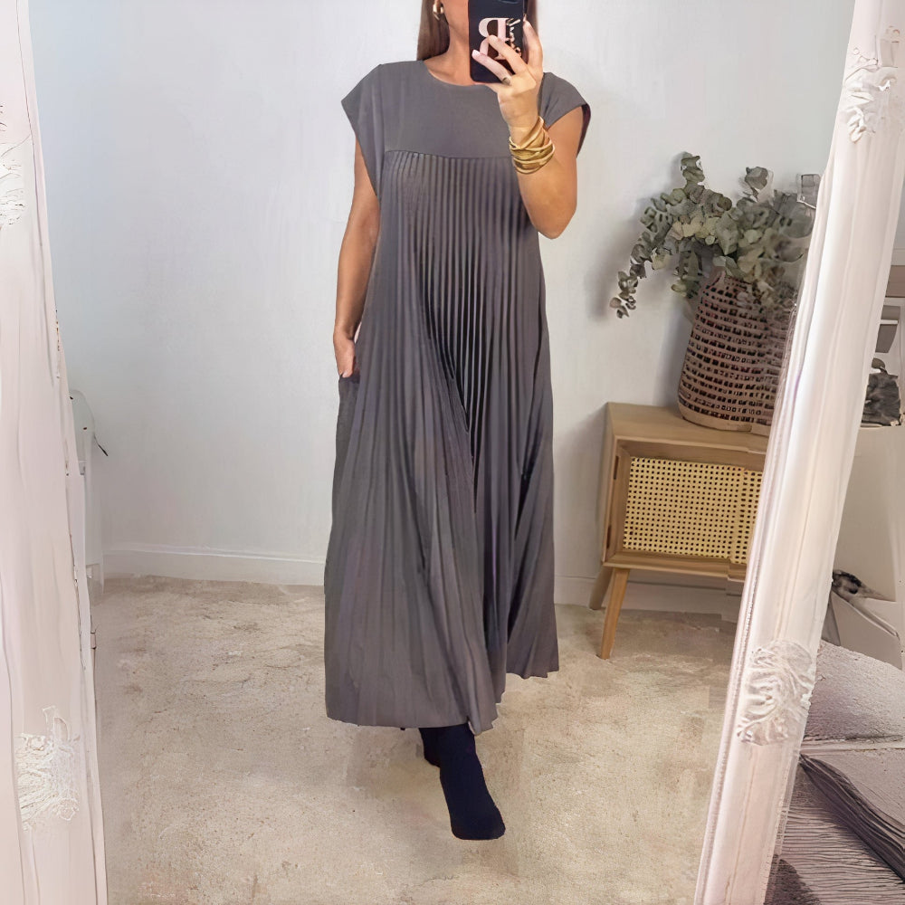 Stijlvolle geplooide zomerjurk met een flatterende pasvorm voor vrouwelijke elegantie