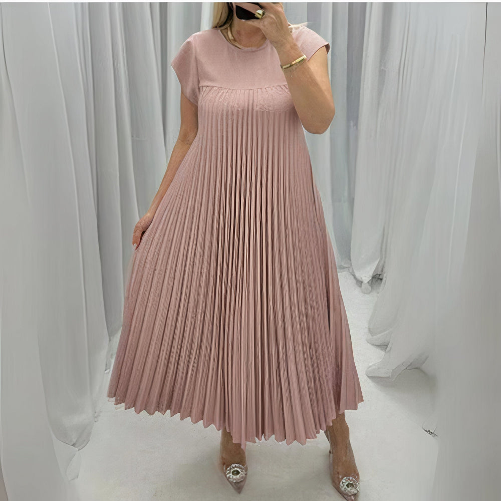 Stijlvolle geplooide zomerjurk met een flatterende pasvorm voor vrouwelijke elegantie
