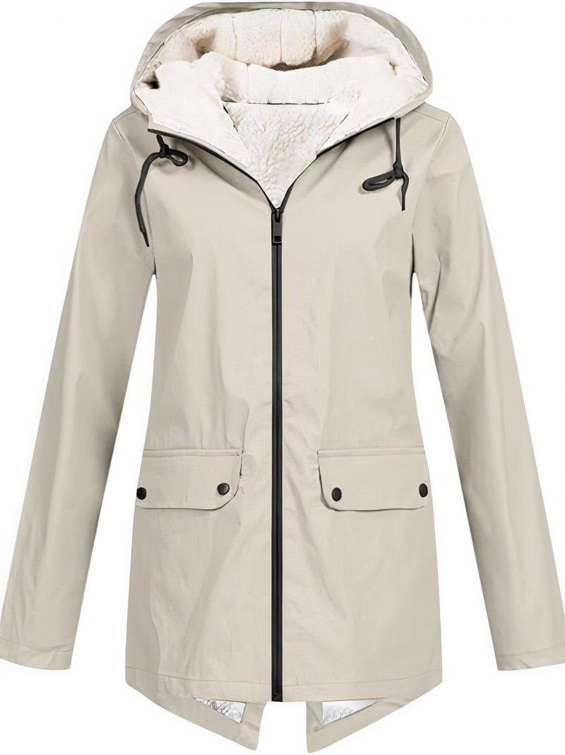 Jas met capuchon en ritssluiting, ideaal voor herfst- en winterdagen.