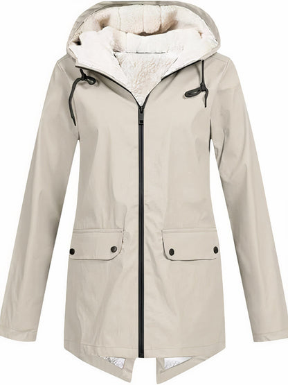 Jas met capuchon en ritssluiting, ideaal voor herfst- en winterdagen.
