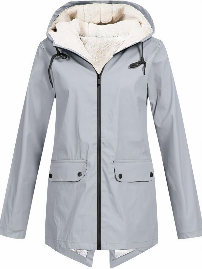 Jas met capuchon en ritssluiting, ideaal voor herfst- en winterdagen.