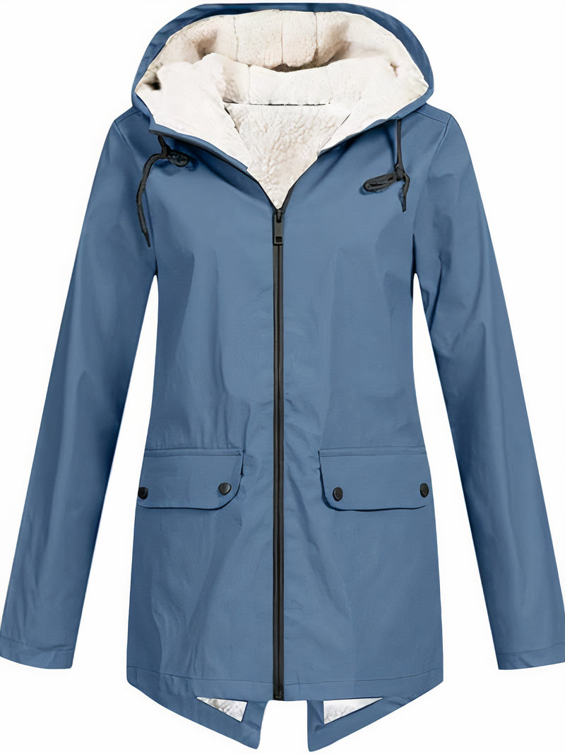 Jas met capuchon en ritssluiting, ideaal voor herfst- en winterdagen.