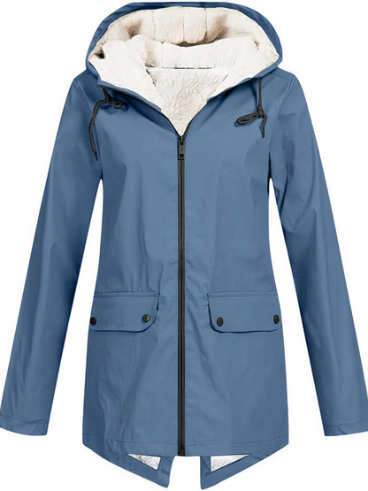 Jas met capuchon en ritssluiting, ideaal voor herfst- en winterdagen.