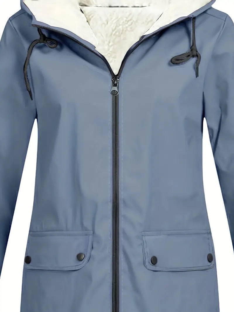 Jas met capuchon en ritssluiting, ideaal voor herfst- en winterdagen.
