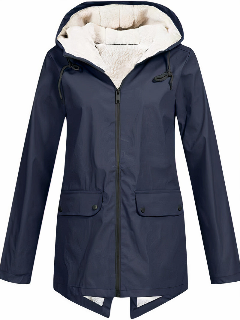 Jas met capuchon en ritssluiting, ideaal voor herfst- en winterdagen.